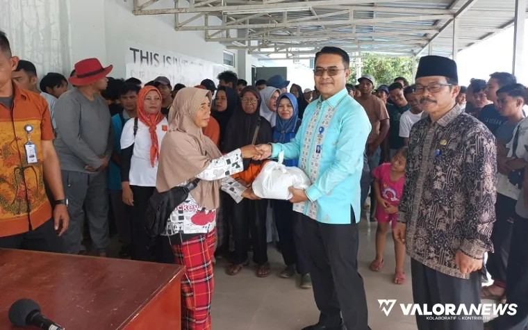 Kepala Cabang Bank Nagari Lubuk Basung, Helfiyandrika serahkan bantuan berupa paket sembako pada petugas K3 DLH Agam, Kamis. (humas)