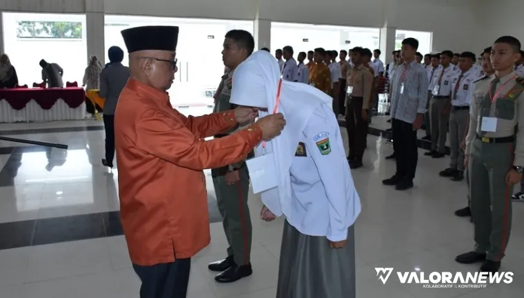 Sekda Agam, Edi Busti pasangkan tanda peserta pada kegiatan seleksi Paskibra tingkat Agam, di Balerong Rumah Dinas Bupati Agam, Padang Baru, Lubuk Basung, Kamis. (humas)