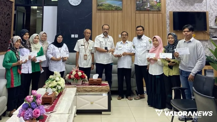 Plt Sekretaris DPRD Sumbar, Maifrizon dan jajaran, foto bersama dengan penerima santunan yang berasal dari kota infak Masjid Asy Syura, Rabu. (humas)
