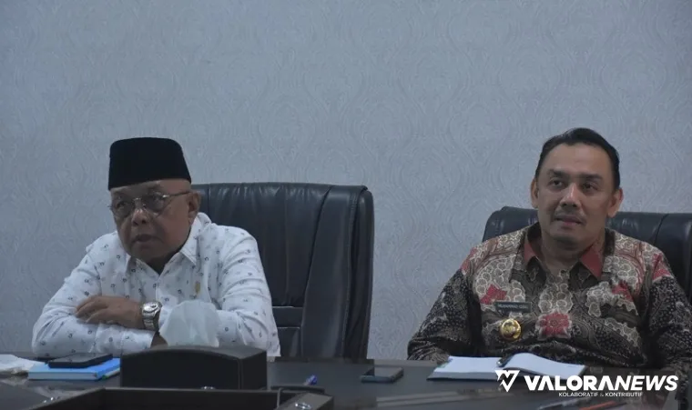 Wabup Agam, Muhammad Iqbal didampingi Edi Busti (Sekda) ikut Rapat Koordinasi (Rakor) Antisipasi Cuaca Ekstrem dan Inflasi menjelang Idul Fitri 1446 Hijriah bersama Mendagri, Tito Karnavian, di ruang rapat Bupati Agam, Senin. (humas)