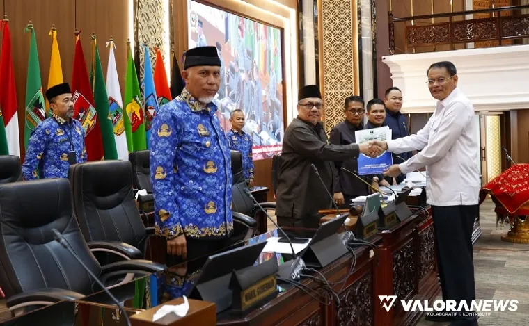 Ketua Pansus Ranperda RTRW Sumbar 2025-2045, Zulkenedi Said menyerahkan laporan hasil pembahasan pada Ketua DPRD Sumbar, Muhidi pada rapat paripurna, Senin. (humas)