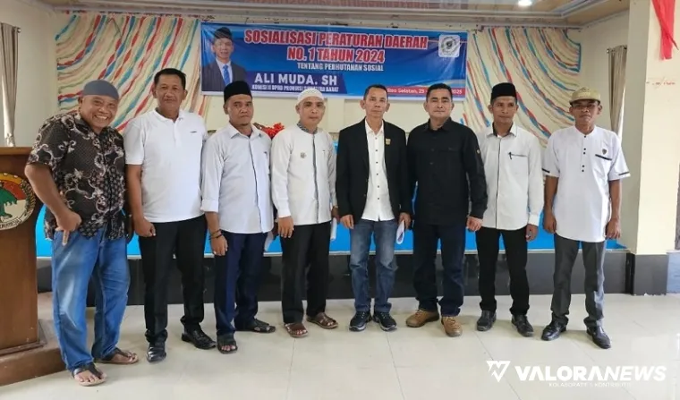 Anggota DPRD Sumbar, Ali Muda foto bersama dengan peserta sosialisasi Perda tentang Perhutanan Sosial di Aula UDKP Bonjol, Nagari Ganggo Hilia, Kecamatan Bonjol, Kabupaten Pasaman, Kamis. (humas)