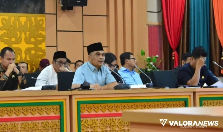 Ketua Banggar DPRD Riau, Kaderismanto memimpin rapat kerja dengan Tim Anggaran Pemerintah Daerah (TAPD), di Ruang Rapat Medium DPRD Provinsi Riau, Selasa. Rapat mengupas persoalan defisit APBD tahun 2025. (humas)