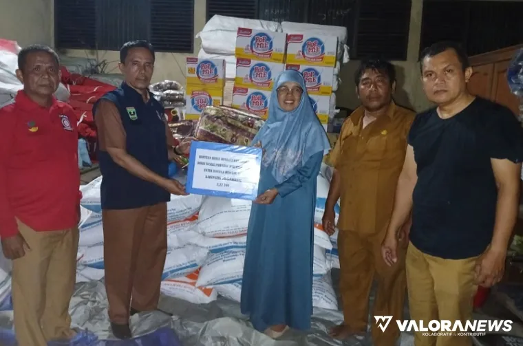 Tim Dinsos Sumbar menyerahkan bantuan sembako dan logistik lainnya untuk korban banjir di sejumlah kawasan di Kabupaten Dharmasraya dan Kabupaten Limapuluh Kota pada Ahad (2/3/2025). (humas)