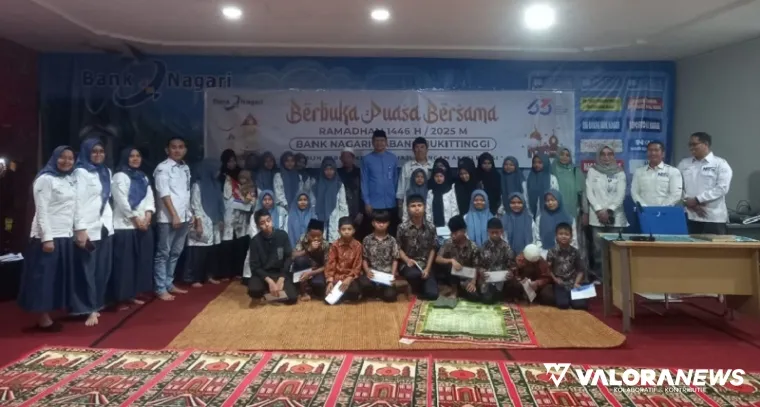 Kepala Cabang Bank Nagari Bukittinggi, Henry Suhairi foto bersama dengan anak yatim dari panti asuhan Muhammadiyah pada kegiatan buka bersama, Selasa. (hamriadi)