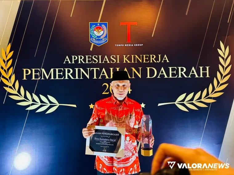 Gubernur Sumbar, Mahyeldi menerima penghargaan dari Kementrian Dalam Negeri. (humas)