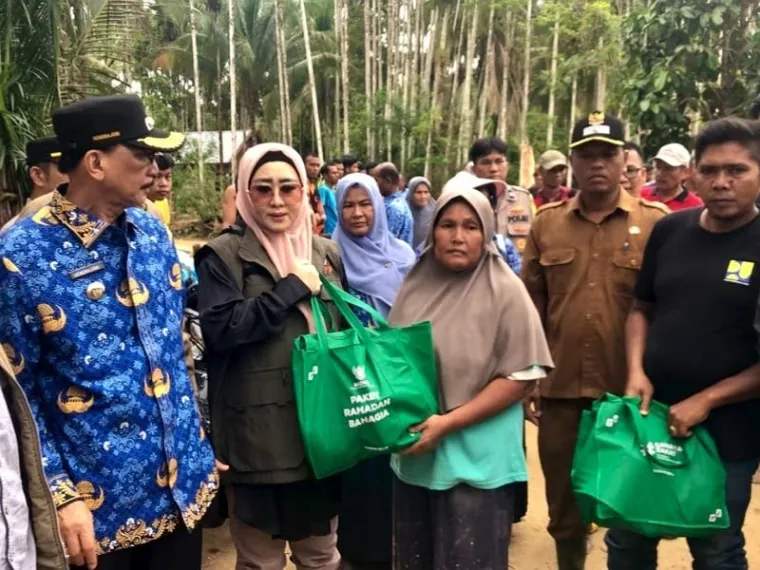 Anggota DPR RI Lisda Hendrajoni, didampingi Bupati Hendrajoni, menyerahkan ratusan paket sembako untuk masyarakat terdampak Banjir di Pelangai Gadang, Senin (17/3/2025). FOTO: Dok Balai Jurnalis Kabupaten Pesisir Selatan