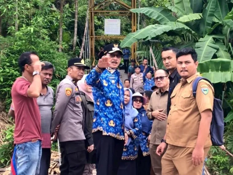 Bupati Hendrajoni meninjau jembatan gantung Pelangai Gadang yang rusak berat (putus) pasca bencana banjir melanda daerah tersebut beberapa hari lalu. FOTO: Dok Balai Jurnalis Kabupaten Pesisir Selatan