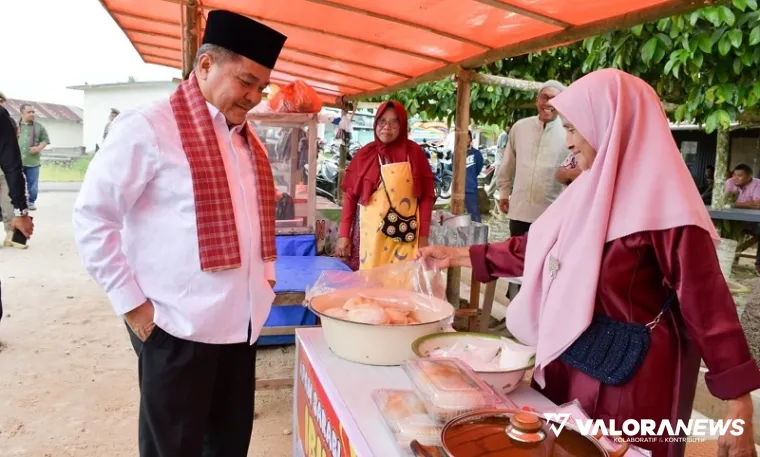Bupati Agam, Benni Warlis dialog dengan pedagang takjil di kawasan Surau Kabah Inyiak Tuah Panampuang, Kecamatan IV Angkek, Ahad. (humas)
