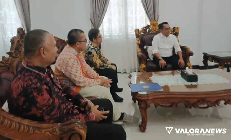 Rektor ISI Padang Panjang, Febri Yulika beserta jajaran, dialog tentang kelanjutan pembangunan kampus seni itu di kawasan Tarok City dengan Bupati Padang Pariaman, John Kenedy Azis, Rabu. (humas)