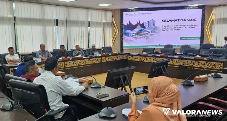 Ketua Badan Kehormatan (BK) DPRD Sumbar, Bakri Bakar berdialog dengan rombongan BK DPRD Sumatera Utara di ruang khusus 1, Senin. (humas)