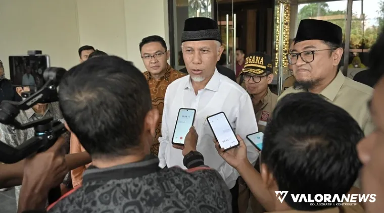 Gubernur Sumbar, Mahyeldi memberikan keterangan pers usai menerima laporan kesiapsiagaan potensi bencana geohidrometeorologi dari BMKG Sumbar di Padang, Kamis. (humas)