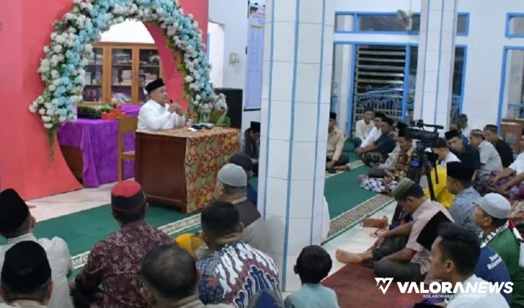 Bupati Agam, Andri Warman menjelaskan visi Bangkit dari Surau saat berikan ceramah subuh di Masjid Baiturrahman, Titisan Tunggang, Nagari Sungai Jaring, Kecamatan Lubuk Basung, Senin pagi. (humas)