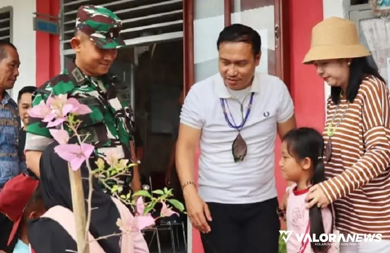 Bupati Kepualaun Mentawai, Rinto Wardana didampingi Dandim 0319/Mentawai, Letkol Inf Restu Petrus Simbolon saat mengunjungi SD Negeri 13 Muara Siberut, Sabtu. (humas)