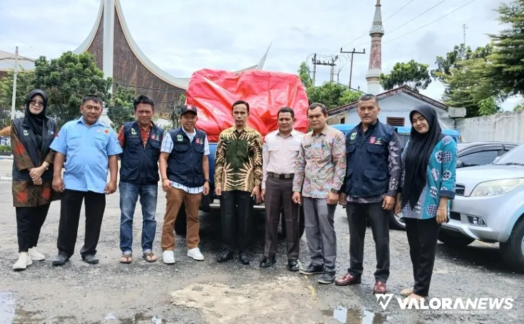 Tim Dinsos Sumbar, antarkan bantuan bagi korban banjir di Nagari Pelangai Gadang, Kabupaten Pesisir Selatan, Kamis. (humss)