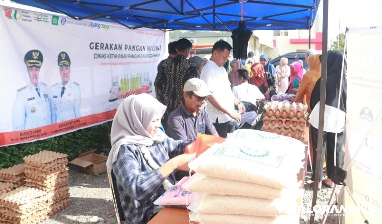 Kegiatan Gerakan Pangan Murah (GPM) yang digelar Dinas Ketahanan Pangan dan Perikanan (DKPP) Agam yang digelar di halaman kantor DKPP, Rabu. (humas)