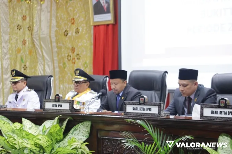 Ketua DPRD Bukittinggi, Syaiful Efendi memimpin rapat paripurna dengan agenda penyambutan kepala daerah hasil pemilihan serentak 2024, dalama rapat paripurna, Senin. (humas)
