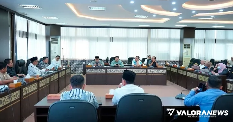 Koordinator Tim Pakar DPRD Sumbar, HM Nurnas diskusi dengan pimpinan dan anggota DPRD Dharmasraya tentang Inpres No 1 Tahun 2025 di ruang khusus 1, Jumat. (humas)
