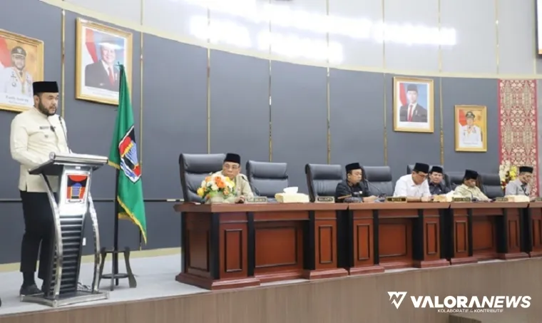 Wali Kota Padang, Fadly Amran sampaikan nota pengantar LKPj Tahun 2024 dalam rapat paripurna yang dipimpin Ketua DPRD Padang, Muharlion, Senin. (humas)