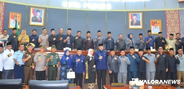 Ketua DPRD Padang, Muharlion bersama Fadly Amran-Maigus Nasir serta anggota dewan lainnya, foto bersama usai rapat paripurna pidato sambutan, Senin. (humas)