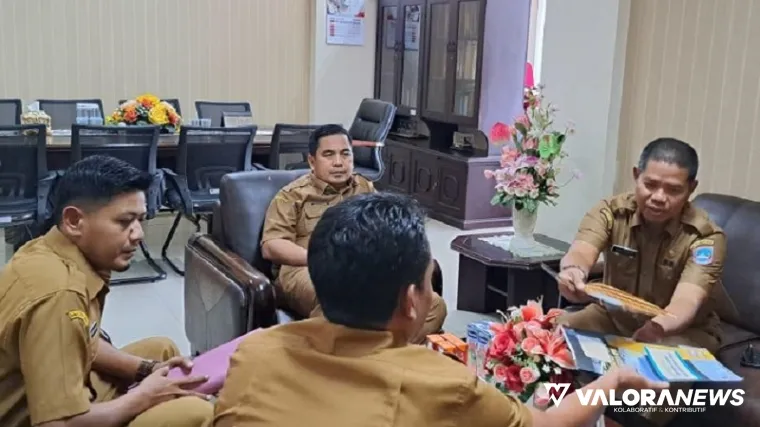Plt Sekwan DPRD Pasaman Barat, Joni Hendri didampingi Kepala Bagian Pemerintahan Setda dan Plt. Kabag Rapat Risalah, serahkan usulan SK pengangkatan bupati dan wakil bupati terpilih pada Asisten I Pempro Sumatera Barat, Selasa (4/3/2025) siang. (humas)