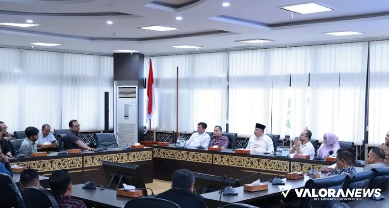Plt Sekretaris DPRD Sumatera Barat, Maifrizon berdiskusi tentang Prolegda dengan Pimpinan, Panitia Khusus (Pansus) dan Gabungan Komisi DPRD Solok Selatan, di ruang khusus 1, Jumat. (humas)