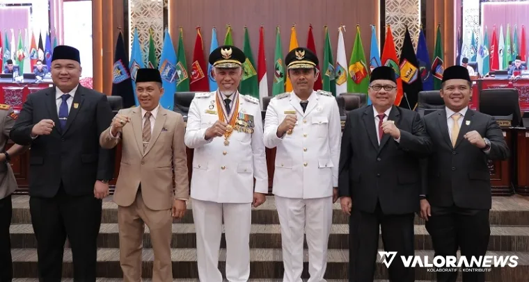 Ketua DPRD Sumbar, Muhidi dan unsur pimpinan lainnya, foto bersama dengan Mahyeldi-Vasko Ruseimy (gubernur dan wakil gubernur) serta Forkopimda, usai rapat paripurna, Senin. (humas)