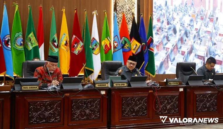 Ketua DPRD Sumbar, Muhidi didampingi Gubernur Sumbar, Mahyeldi pada pembukaan rapat paripurna tentang LKPj Tahun 2024, Kamis. (humas)