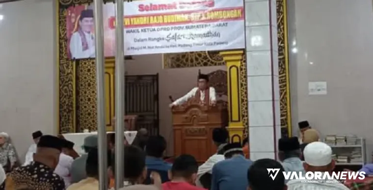 Wakil Ketua DPRD Sumbar, Evi Yandri berikan sambutan pada kegiatan Safari Ramadhan di Masjid M Nur Andalas, Kecamatan Padang Timur, Sabtu. (humas)