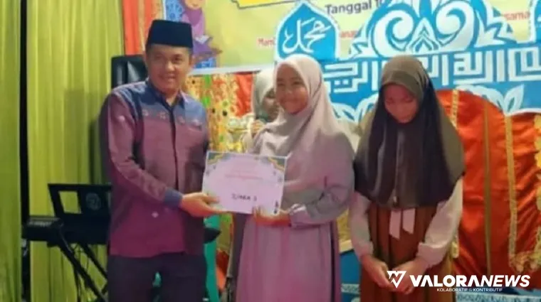 Wakil Ketua DPRD Sumbar, Evi Yandri menyerahkan hadiah pada pemenang MTQ tingkat Kota Padang yang digelar pemuda dan remaja Masjid Quba, Kelurahan Lambuang Bukik, Sabtu malam. (humas)