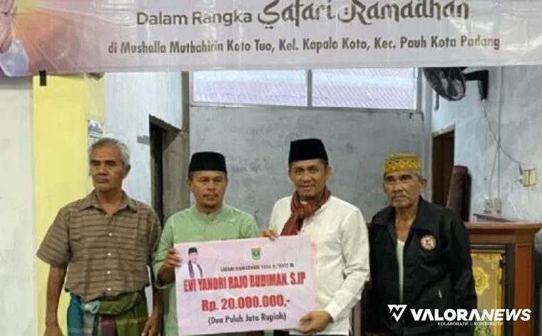 Wakil Ketua DPRD Sumbar, Evi Yandri secara simbolis serahkan bantuan hibah Pemprov Sumbar pada kegiatan Subuh Mubarakah di Mushala Muthohirin Koto Tuo, Kelurahan Kapalo Koto, Kecamatan Pauh, Senin pagi. (humas)