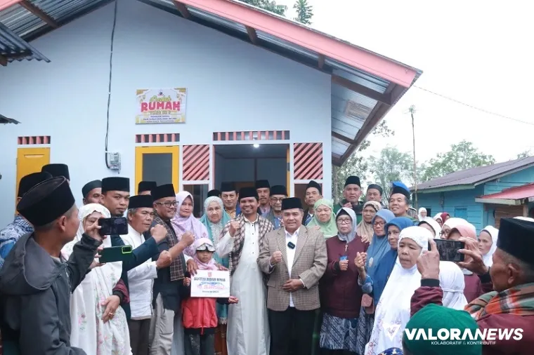 Bupati Agam, Benni Warlis dan staf, pimpin proses serah terima hasil rehab RTLH warga Jorong Koto Tinggi, Kecamatan Baso, Ahad. Rumah ini direhab melalui gagasan FKGSB ABC. (humas)