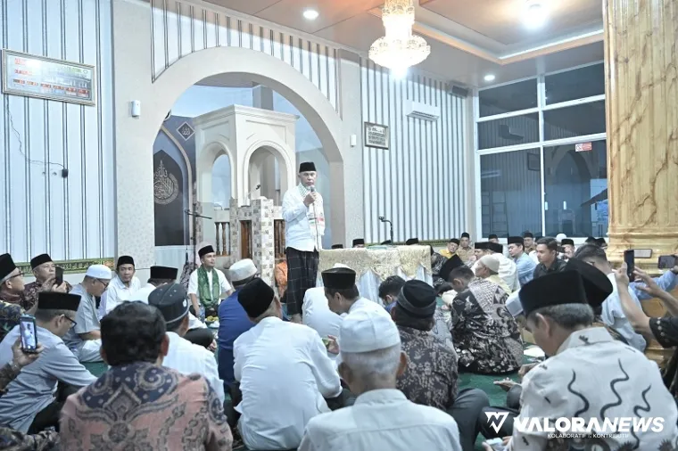 Gubernur Sumbar, Mahyeldi serahkan bantuan hibah pada pengurus Masjid Taqwa Lubuk Basung, saat kunjungan Tim Safari Ramadhan (TSR) Provinsi Sumbar ke Kabupaten Agam, Ahad. (humas)