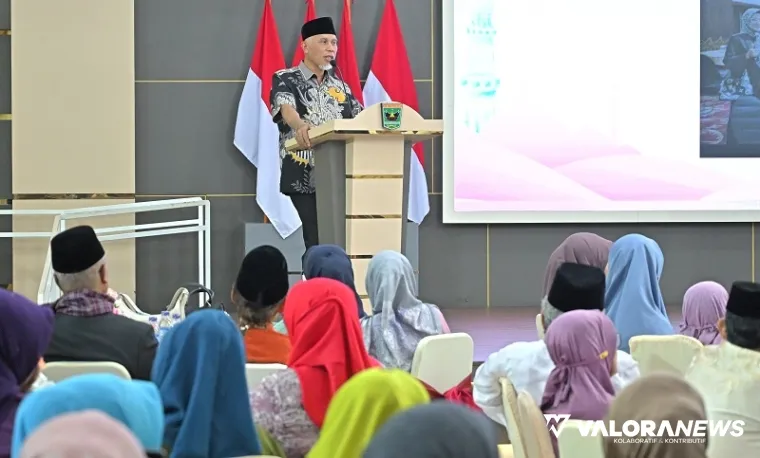 Gubernur Sumbar, Mahyeldi memberikan sambutan pada kegiatan buka bersama dengan Kerukunan Keluarga Luak Agam (KKLA) di Auditorium Istana Gubernuran, Jumat. (humas)