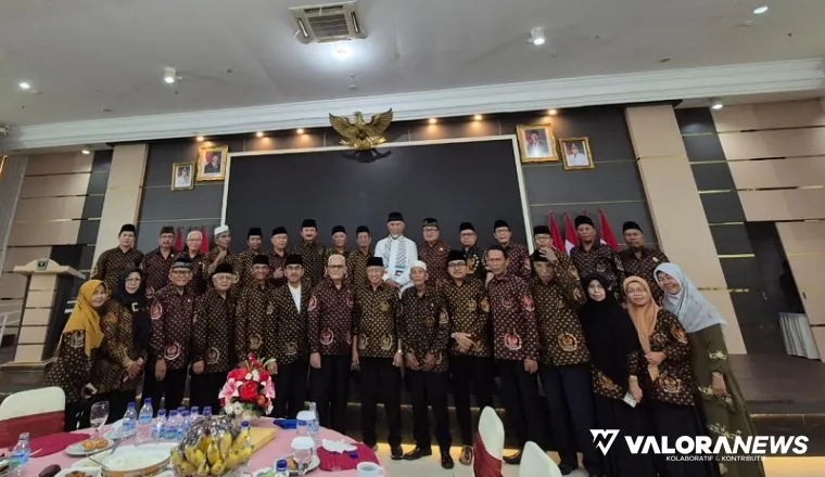 Gubernur Sumbar, Mahyeldi foto bersama dengan pengurus dan anggota DHD 45 usai kegiatan buka bersama di auditorium gubernuran, Ahad. (humas)