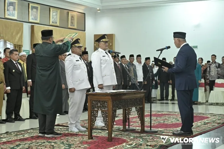 Gubernur Sumbar, Mahyeldi mengambil sumpah jabatan Yulianto dan M Ihpan sebagai bupati dan wakil bupati Pasbar periode 2025-2030 di Auditorium Istana Gubernuran, Selasa. (humas)