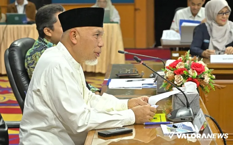 Gubernur Sumbar, Mahyeldi pimpin rapat pembahasan penerapan Elektronifikasi Transaksi Pemerintah Daerah (ETPD) di provinsi dan kabupaten/kota, di Kantor Perwakilan Bank Indonesia (BI) Sumbar, Rabu. (humas)