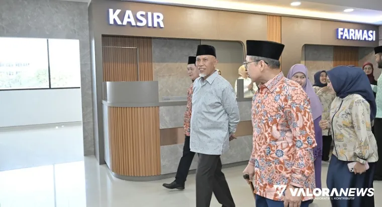 Gubernur Sumbar, Mahyeldi didampingi Direktur PT Muda Medika Mandiri, dr Heksan melihat-lihat fasilitas di gedung baru RS Padang Eye Center, usai peresmian, Sabtu. (humas)