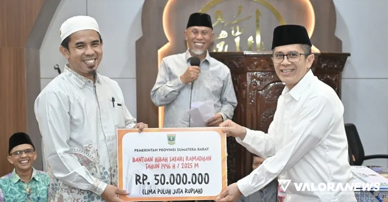 Gubernur Sumbar, Mahyeldi saksikan penyerahan hibah untuk Masjid Al Manadaniy pada kegiatan Safari Ramadhan di Kota Padang, Sabtu malam. (humas)