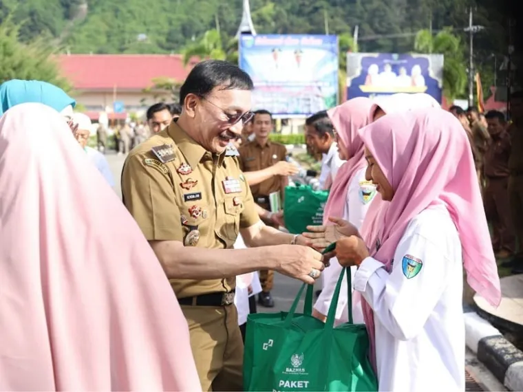 Bupati Hendrajoni menyerahkan 250 paket lebaran Idul Fitri, kepada pegawai honorer non-database, di Painan, Senin (24/3/2025). FOTO: Dok Prokopim Pemkab Pessel