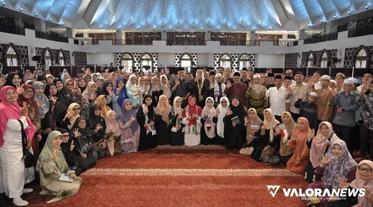 Gubernur Sumbar, Mahyeldi bersama ulama asal Palestina, Syekh DR Ali Muhammad Al-Jayusi foto bersama dengan peserta Pelatihan Menghafal al Quran Metode Khas Gaza di Masjid Raya Sumbar, Sabtu. (humas)