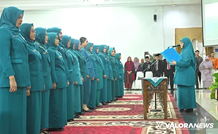 Ketua TP PKK Sumbar, Harneli Bahar melantik ketua di 17 kabupaten/kota di Sumbar, di auditorium gubernuran, Kamis. (humas)