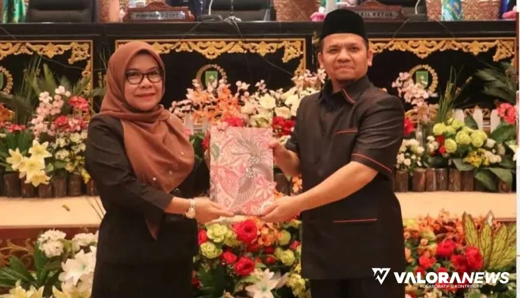 Wakil Ketua DPRD Riau, Ahmad Tarmizi menyerahkan rekomendasi Bapemperda terhadap Ranperda Pemajuan Kebudayaan Melayu Riau pada Asisten III Setdaprov Riau, Elly Wardhani pada rapat paripurna, Kamis. (humas)