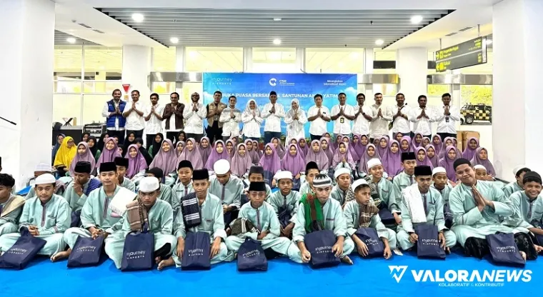 General Manager BIM, Dony Subardono berserta karyawan, foto bersama dengan anak yatim usai kegiatan buka puasa bersama di pelataran terminal BIM, Jumat. (humas)