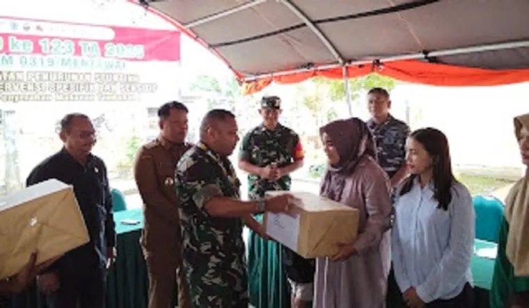 Irdam BB, Brigjen TNI Josafat M Robert Duka menyerahkan bantuan makanan bergizi pada nasyarakat khususnya ibu hamil dan balita saat meninjau pelaksanaan program TMMD ke-123 Mentawai, baru-baru ini. (humas)
