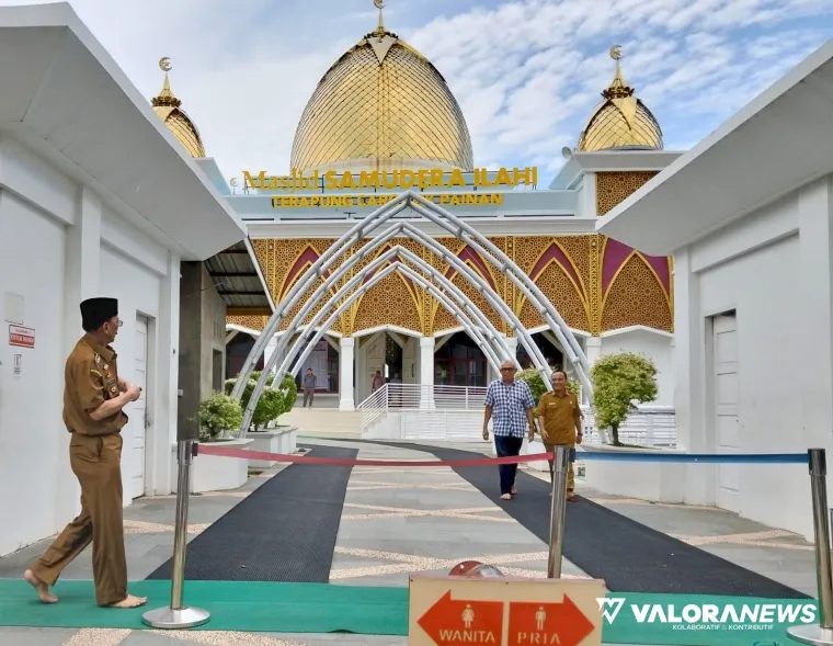 Bupati Hendrajoni (pakai peci) melakukan kunjungan lapangan ke Masjid Terapung Samudera Ilahi di Pantai Carocok Painan, Selasa (11/3/2025). FOTO: tusrisep