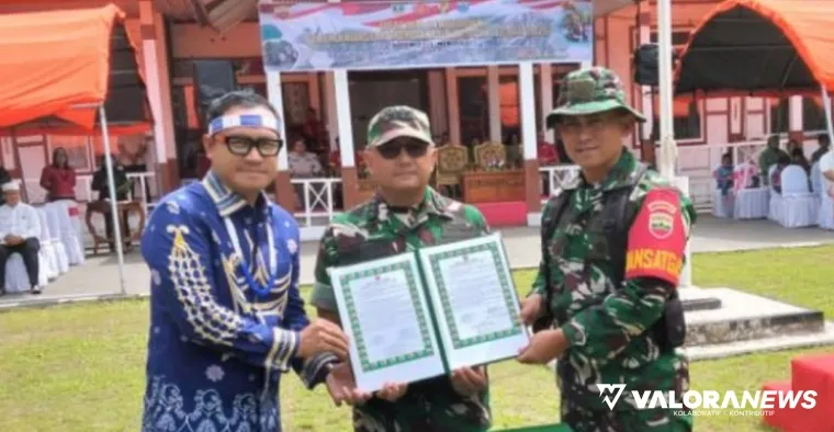 Kasiter Korem 032/WBr, Kolonel (Inf) Indra Padang menyerahkan berita acara penyerahan hasil pekerjaan TMMD ke-123 Tahun 2025 pada Bupati Mentawai, Rindo Wardana didampingi Dandim 0319 Mentawai, di halaman kantor bupati, Kamis. (humas)