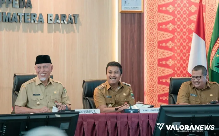 Gubernur Sumbar, Mahyeldi bersama Vasko Ruseimy (Wagub) dan Medi Iswanto (Kepala Bappeda Sumbar) pada rapat bersama pimpinan OPD, beberapa waktu lalu. (humas)
