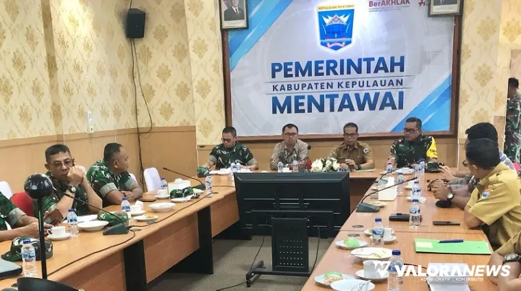 Asisten Perekonomian dan Pembangunan  Mentawai, Lahmuddin dan jajaran, sambut rombongan Ketua Tim Pengawasan dan Evaluasi TMMD ke-123, Kolonel Tejo Widhuro di Kantor Bupati Kepulauan Mentawai, Selasa. (humas)
