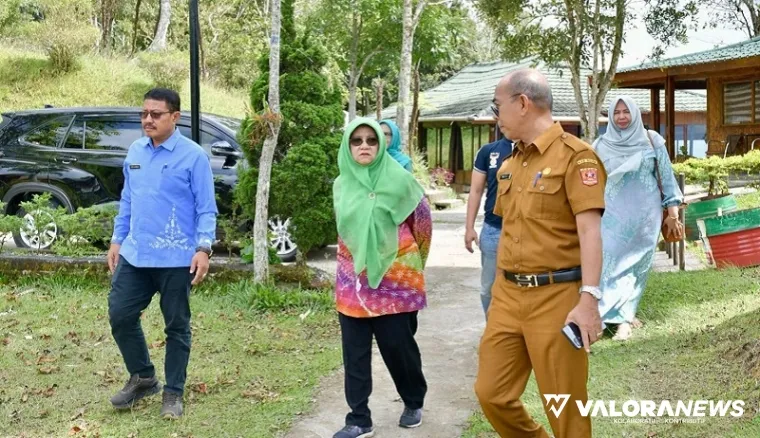 Ketua TP-PKK Agam, Merry Benni Warlis didampingi Dedi Asmar (Kepala Disparpora) kunjungi Lawang Park di Kecamatan Matur, Senin. (humas)